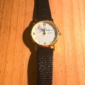 c RARE VINTAGE HILTON HOTEL SUITS QUARTZ GOLD WATCH LIMITED NOS